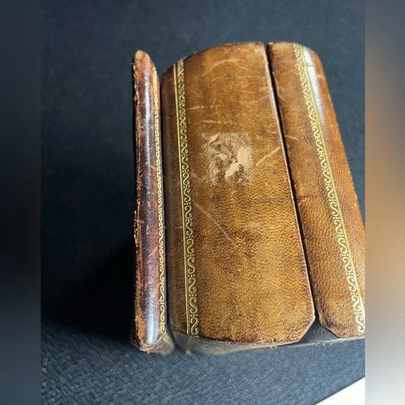 VTG Italian leather bound hinged gilded wooden casket box